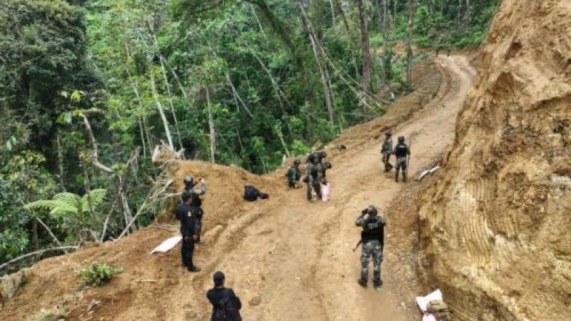 FF.AA. junto a la PNP destruyen draga de mineros ilegales en la frontera con Ecuador 