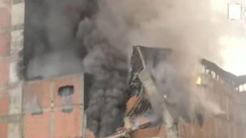 Bomberos llevan más de 24 horas luchando contra el fuego Bomberos llevan más de 24 horas luchando contra el fuego