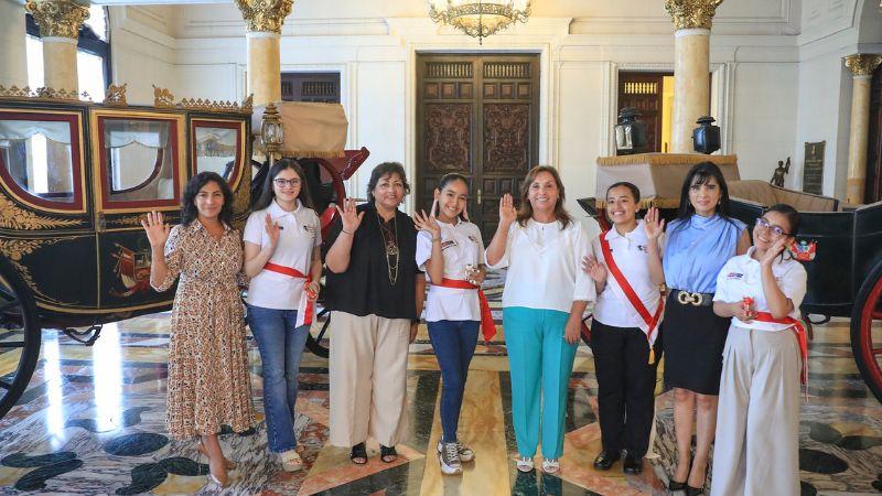 Mandataria Dina Boluarte recibe en Consejo de Ministros a adolescentes en el marco de la iniciativa “Yo Presidenta”