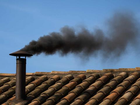 Humo negro en la tercera votación del Vaticano