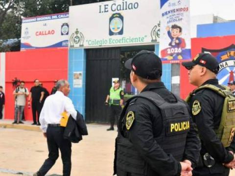 Policías colegios