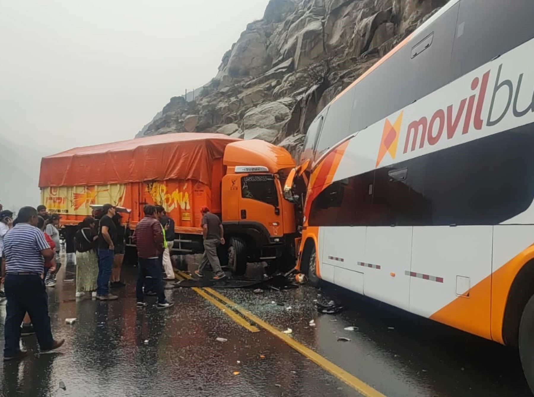 Choque Frontal Entre Bus Y Tráiler Bloquea Carretera Central Radio Nacional 1047