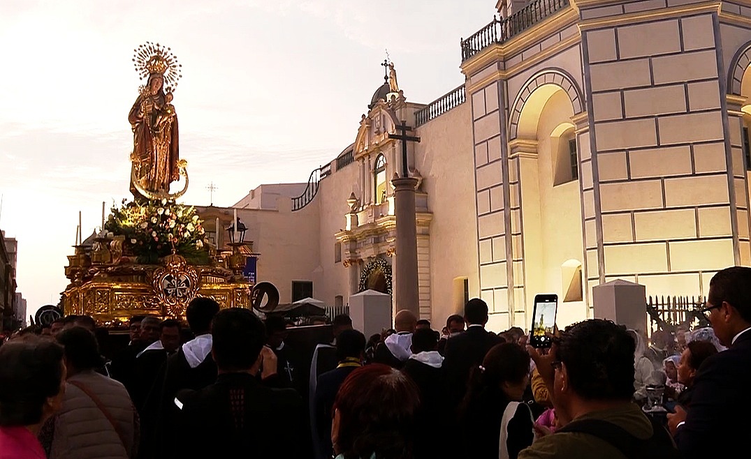 procesión iglesia  conjunto municipalidad de lima